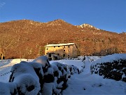 69 Usciti dal bosco alla aperta radura della Stalle Aral belli i colori dell'imminente tramonto